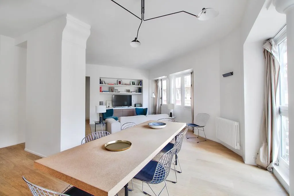 Rue Du Louvre - Luxury