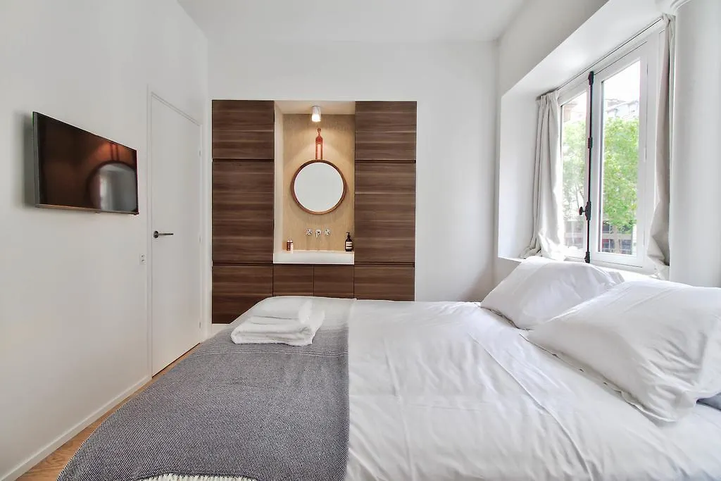 Rue Du Louvre - Luxury Paris